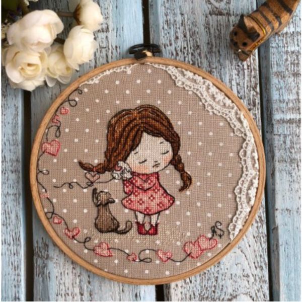 Nurge hanging embroidery hoop frame made of smooth beechwood with a metal hook, available in sizes 13–22 cm.