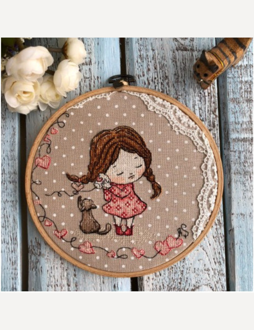 Nurge hanging embroidery hoop frame made of smooth beechwood with a metal hook, available in sizes 13–22 cm.