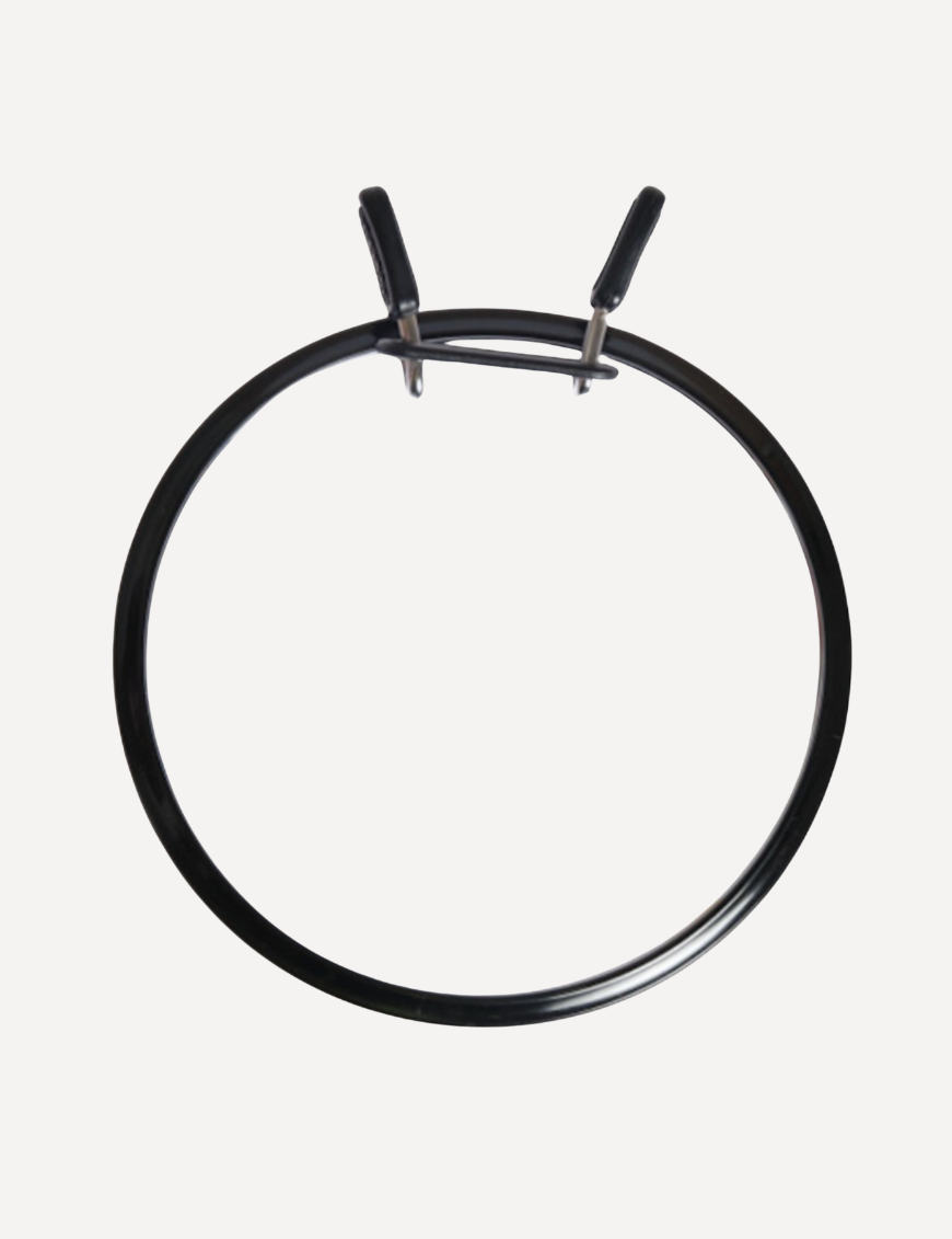 Nurge spring tension embroidery hoop with plastic outer ring and metal inner frame, available in sizes 5.8–19.5 cm in random colors.