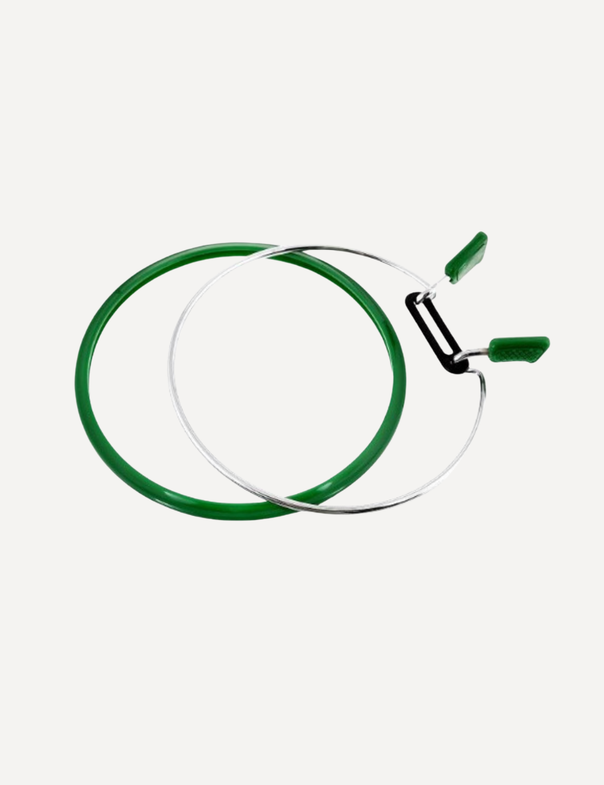 Nurge spring tension embroidery hoop with plastic outer ring and metal inner frame, available in sizes 5.8–19.5 cm in random colors.